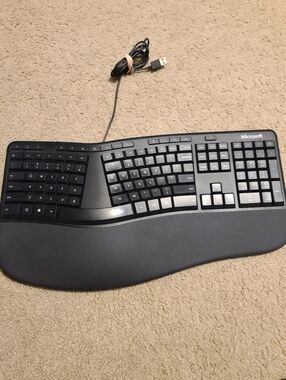 Microsoft 1878 Wired Ergonomic Keyboard in Black